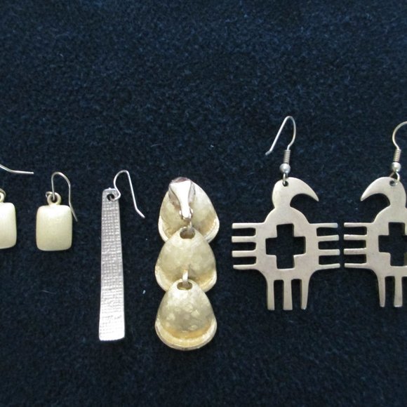 VINTAGE MATTE GOLDTONE EARRINGS - Picture 5 of 6